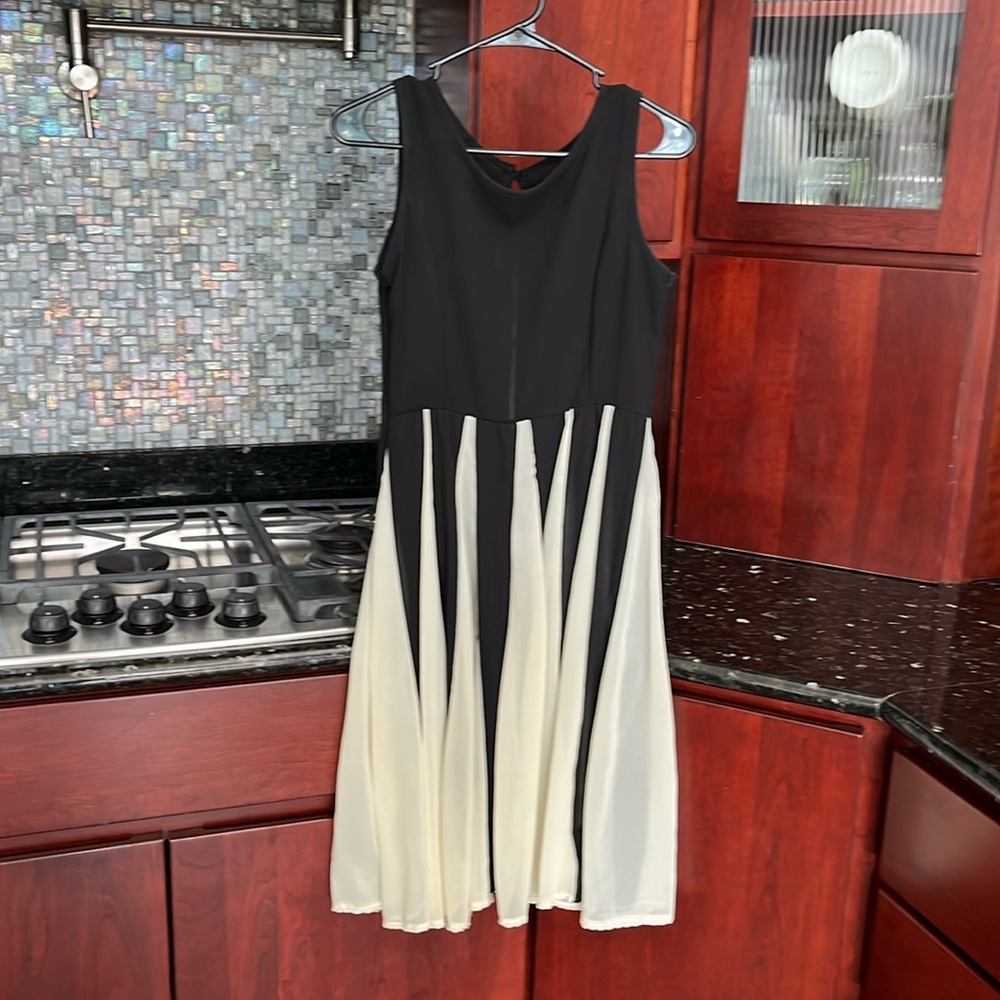 Black and cream light weight cute dress size M (6) wear for everyday or dress up